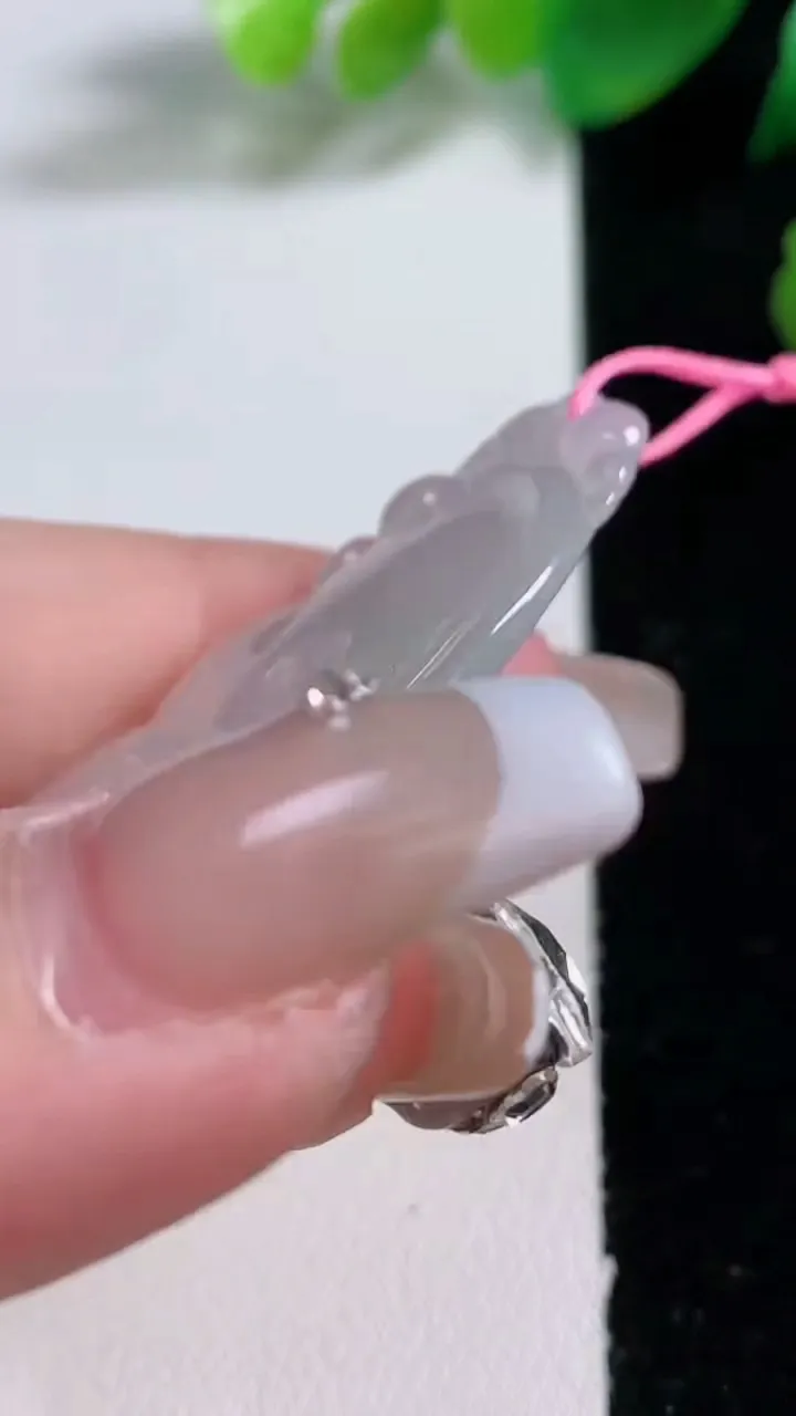 天然A货翡翠如意吊坠，尺寸50.4-26.8-2.7，重量:7.80g
1月2日