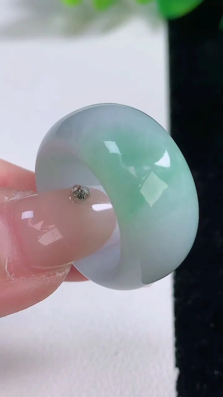 天然A货翡翠指环 扳指 戒指，尺寸17.3-11.6-4，重量:10.15g2026年1月2日
工厂直销收藏佳品,种好水足，色泽均匀，有种有色，上手高大气！