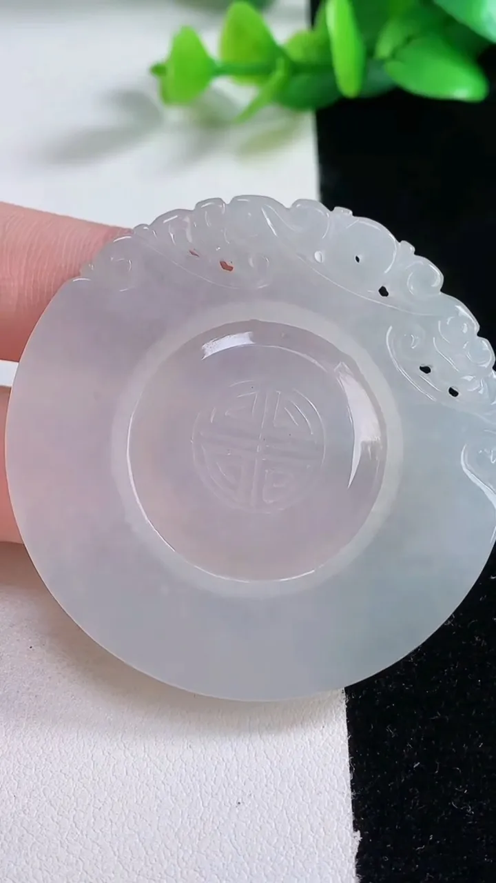 天然A货翡翠仿古无事牌吊坠，尺寸50-4，重:25.92g
1月2日