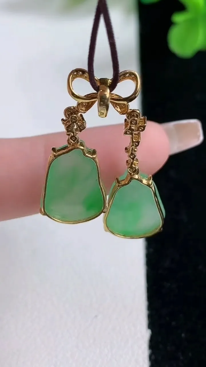 天然A货翡翠福瓜吊坠，尺寸15.4-11-4，重量:3.84g
1月2日