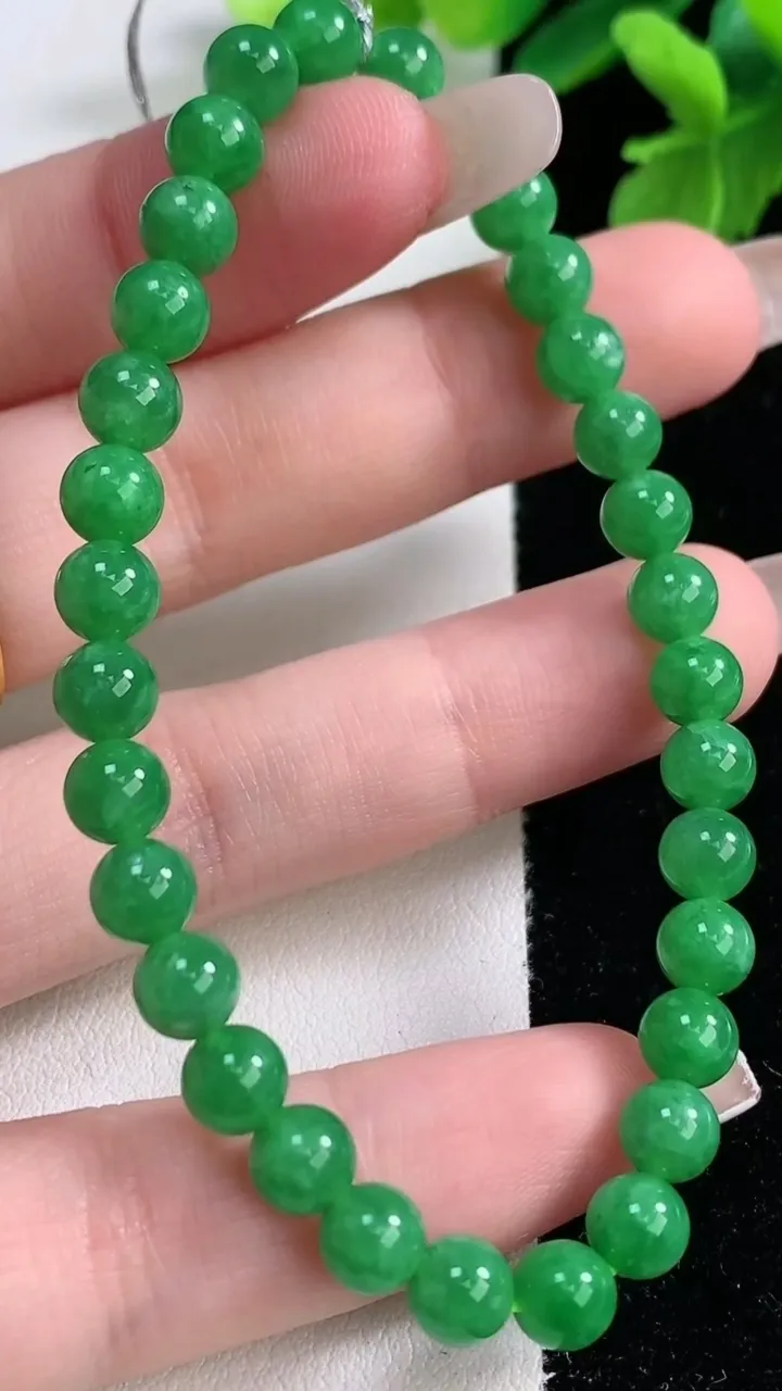 天然A货翡翠小米圆珠手串32颗，尺寸5.8，重量:11.09g1月2日
工厂直销收藏佳品,种好水足，色泽均匀，有种有色，上手高大气！