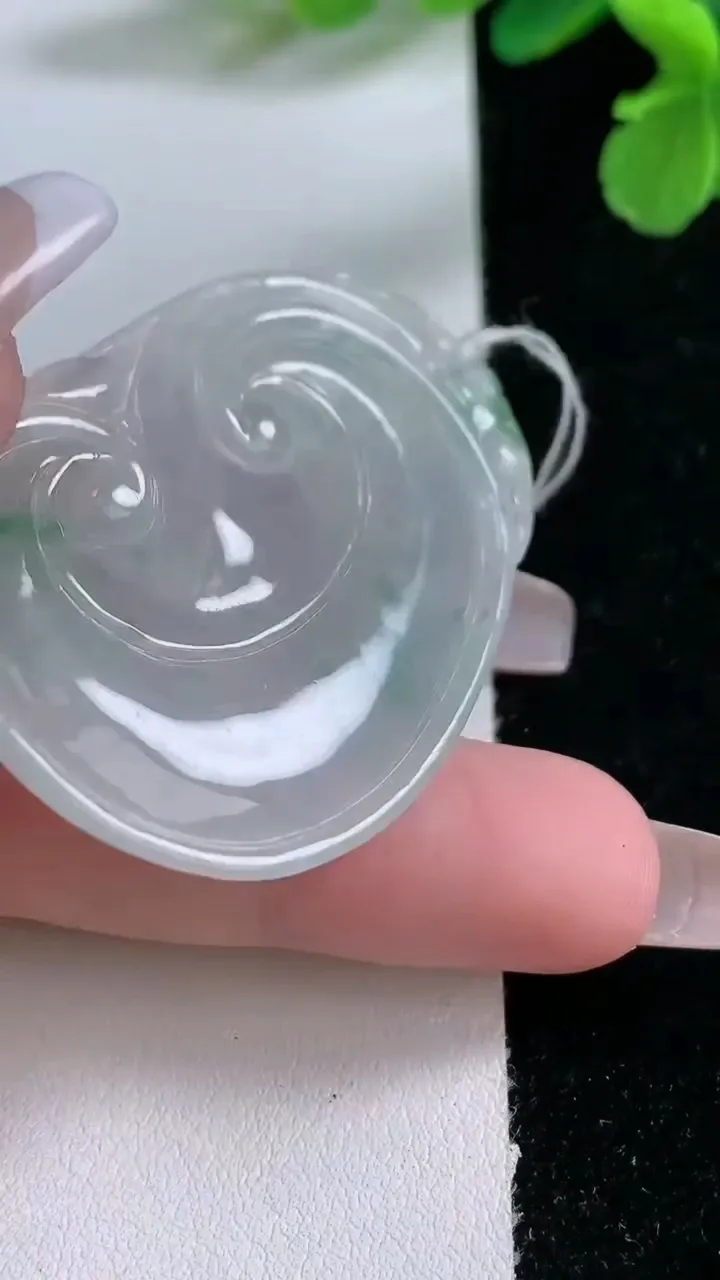 天然A货翡翠冰种飘花如意吊坠，尺寸46.7-33-5.6，重量:17.08g
1月2日