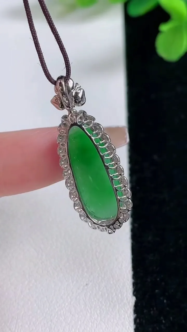 天然A货翡翠福瓜吊坠，尺寸32.2-11.8-8.3裸石20.4-8，重量:3.14g
1月2日