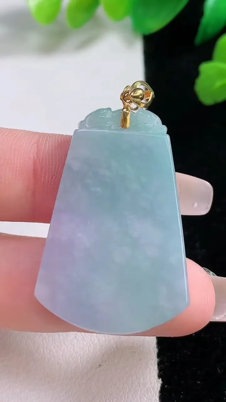 天然A货翡翠18k金春带彩 紫罗兰无事牌吊坠，尺寸37.2-24.8-4.3，重:10.13g
1月