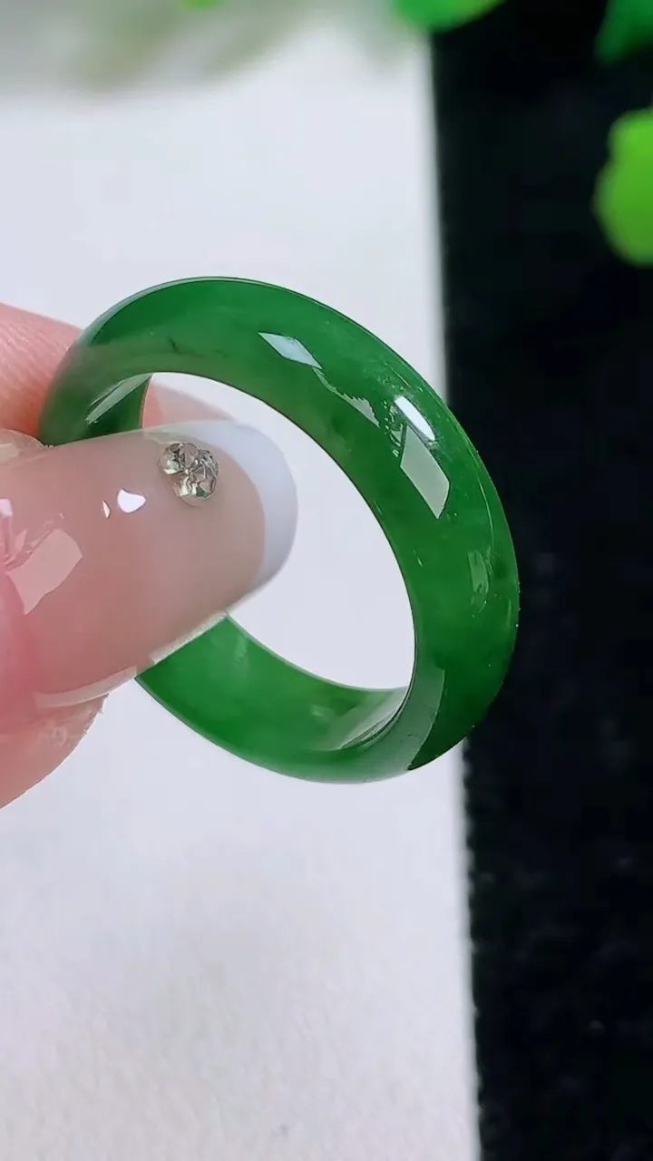 天然A货翡翠指环 戒指，尺寸18.7-3-6，重:2.89g2026年1月2日
工厂直销收藏佳品,种好水足，色泽均匀，有种有色，上手高大气！