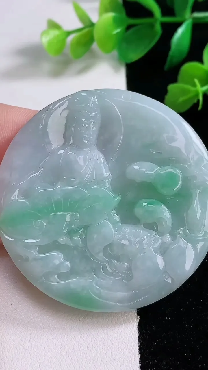 天然A货翡翠观音菩萨吊坠，尺寸56.5-7，重:43.93g
1月2日