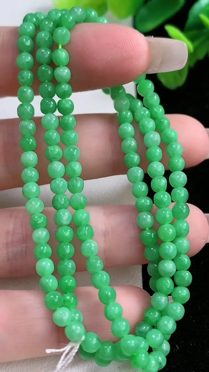 天然A货翡翠小米圆珠项链148颗，尺寸3.7，重量:14.30g
1月2日