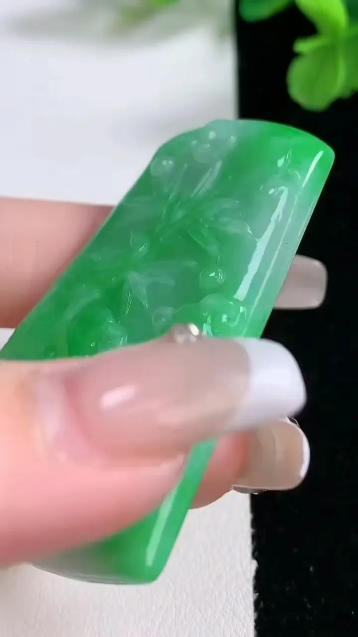 天然A货翡翠山水牌吊坠，尺寸54.7-35.6-5.3，重量:22.70g
1月2日