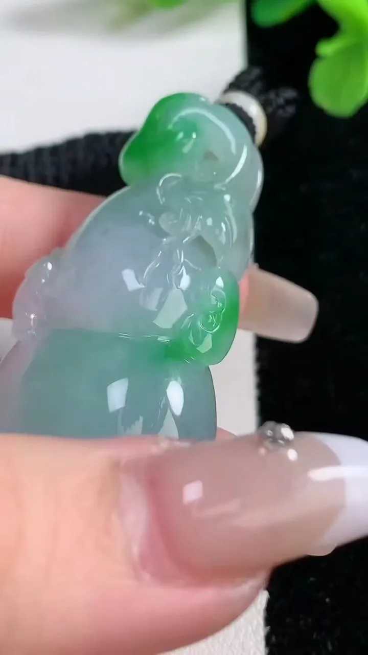 天然A货翡翠葫芦吊坠，尺寸54.8-27-12.3，重量:34.91g
1月2日