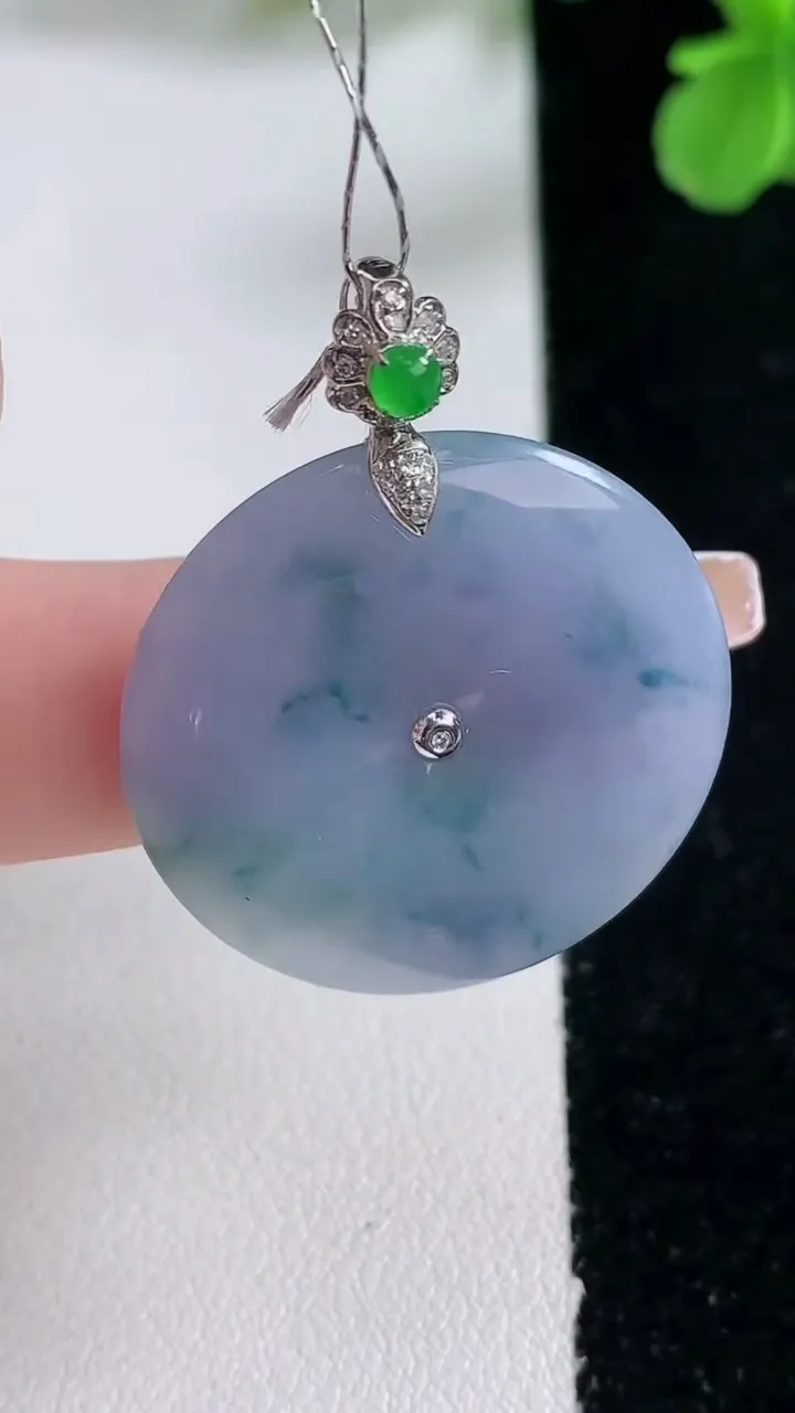 天然A货翡翠种紫罗兰 飘花平安扣吊坠，尺寸27.7-4.2，重量:7.69g
1月2日