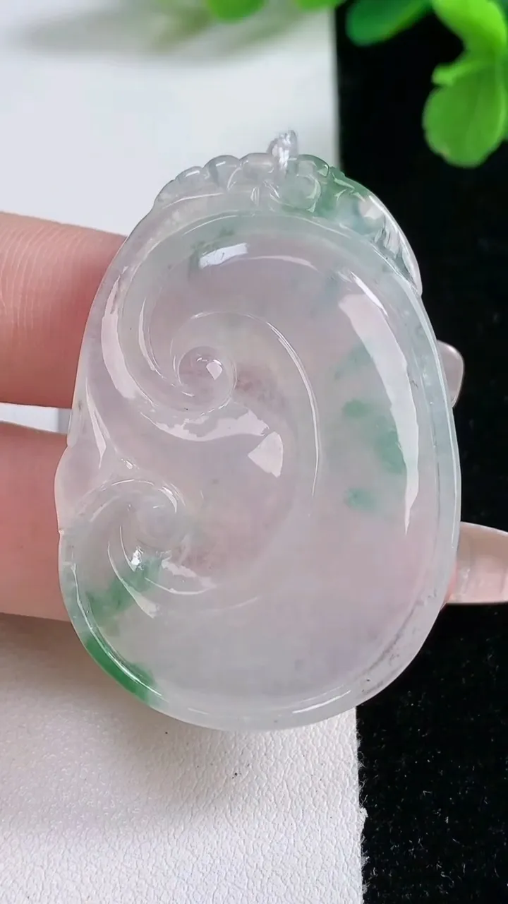 天然A货翡翠冰种飘花如意吊坠，尺寸46.7-33-5.6，重量:17.08g
1月2日