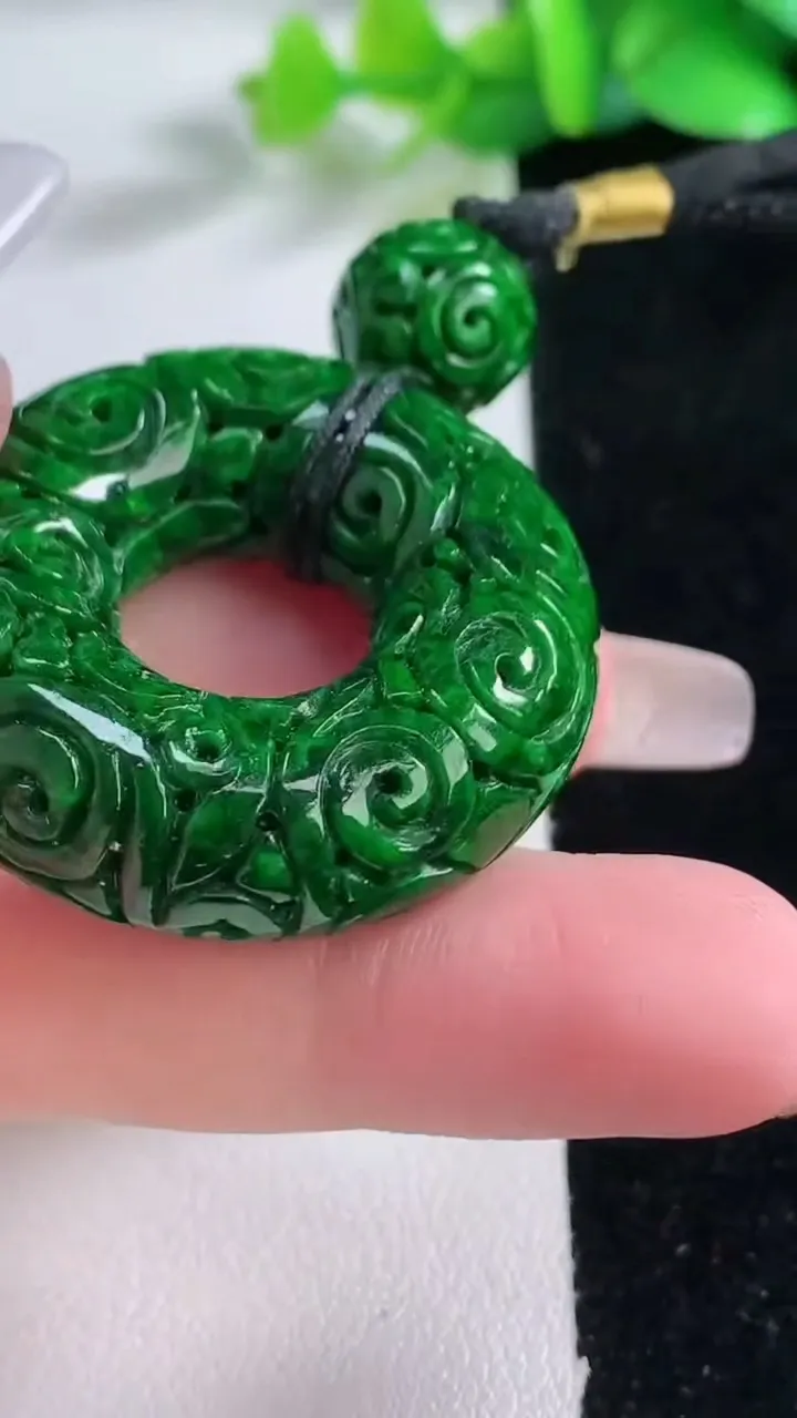 天然A货翡翠雕花平安环吊坠，尺寸36-11，重:27.30g
1月2日