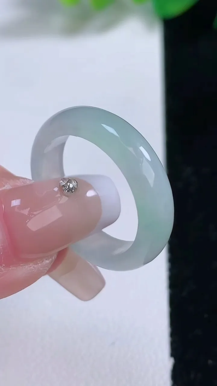 天然A货翡翠指环 戒指，尺寸18.8-5-2.8，重量:3.66g2026年1月2日
工厂直销收藏佳