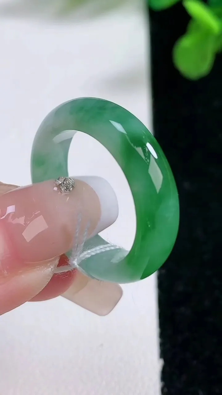 天然A货翡翠指环 戒指，尺寸18.7-5.5-3.4，重量:4.63g2026年1月2日
工厂直销收藏佳品,种好水足，色泽均匀，有种有色，上手高大气！