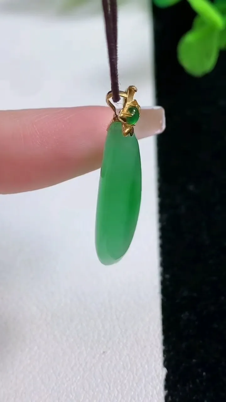天然A货翡翠福瓜吊坠，尺寸27-15.2-5，重量:4.05g
1月2日