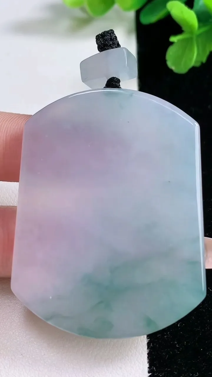 天然A货翡翠种飘花无事牌吊坠，尺寸53-41-5.5，重量:36.37g
1月2日