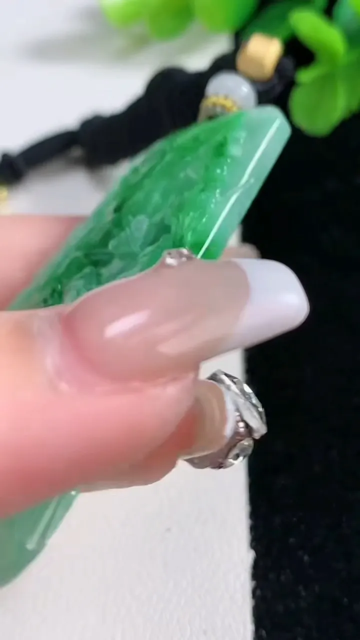 天然A货翡翠山水牌吊坠，尺寸67-39.3-5.3，重量:38.07g
1月2日