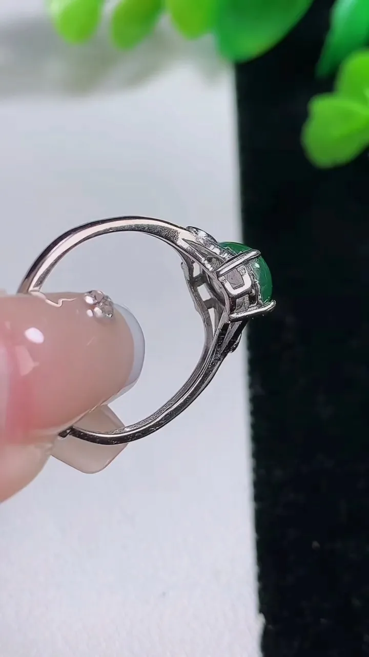 天然A货翡翠蛋面戒指，尺寸8-6.5，重:1.75g2026年1月2日
工厂直销收藏佳品,种好水足，色泽均匀，有种有色，上手高大气！