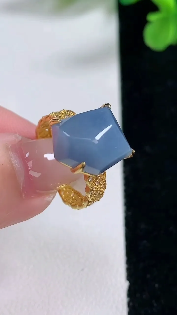 天然A货翡翠18k金紫罗兰随形戒指，尺寸17.2-12.4-10.5-8，重量:3.93g2026年1月2日
工厂直销收藏佳品,种好水足，色泽均匀，有种有色，上手高大气！