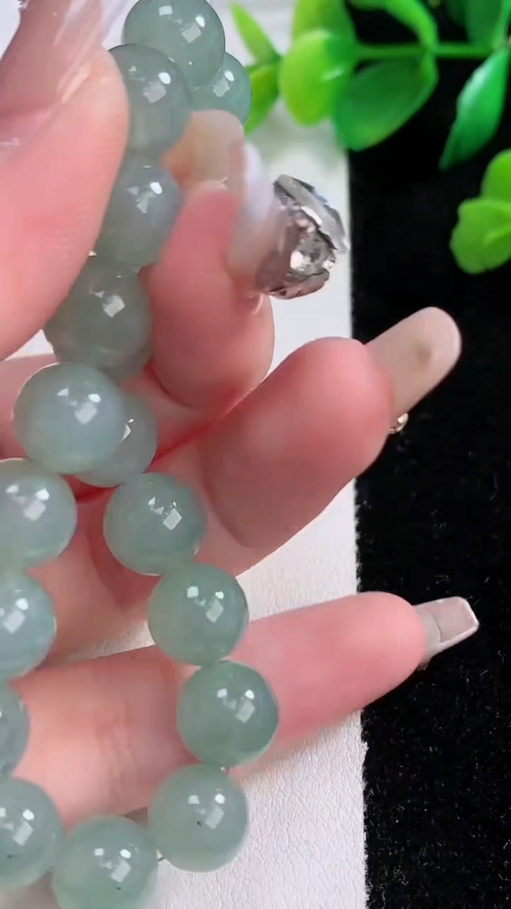 天然A货翡翠圆珠手串19颗，尺寸9.7，重量:31.45g1月2日
工厂直销收藏佳品,种好水足，色泽