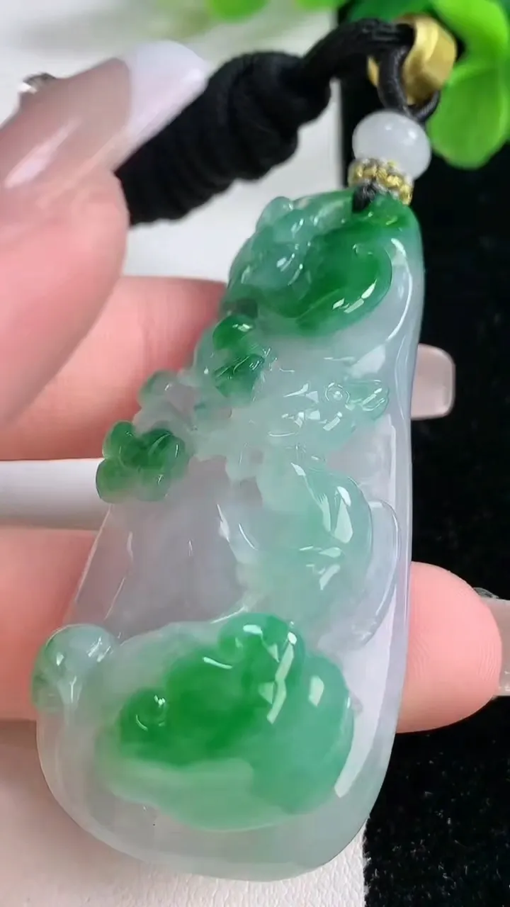 天然A货翡翠梅花鹿吊坠，尺寸56-27.4-13.2，重量:30.92g
1月2日