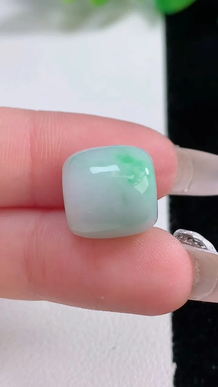 天然A货翡翠路路通吊坠，尺寸12.5-13，重量:4.54g
1月2日