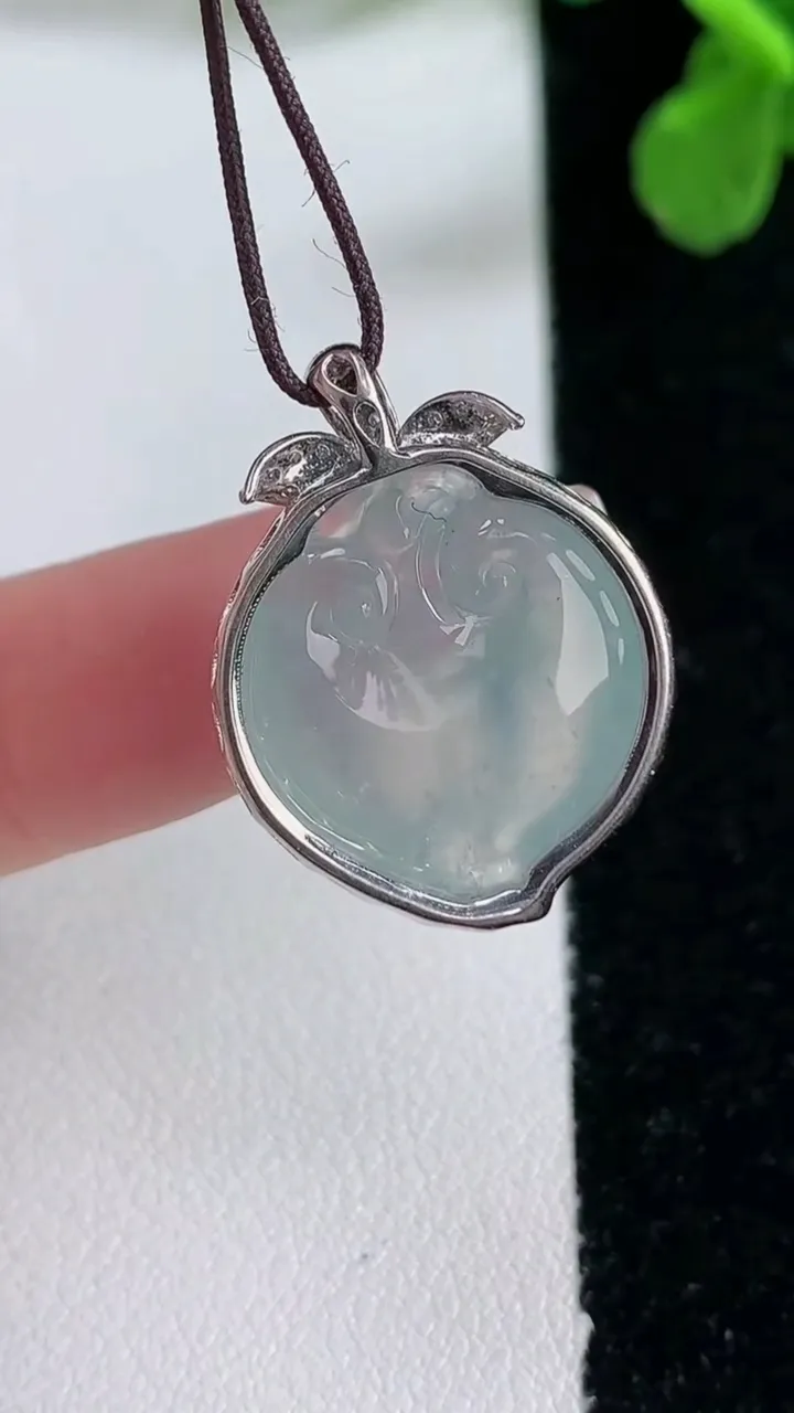 天然A货翡翠寿桃吊坠，尺寸24.7-18.8-7.6裸石18.3-16.5，重量:4.53g
1月2日