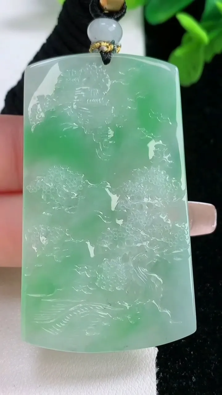 天然A货翡翠山水牌吊坠，尺寸56.2-32-4.5，重量:25.43g
1月2日