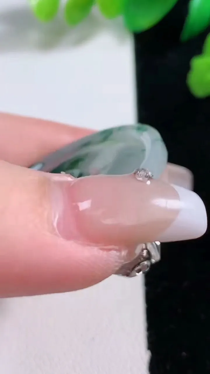 天然A货翡翠冰种飘花平安扣吊坠，尺寸37.5-3.6，重:10.37g
1月2日