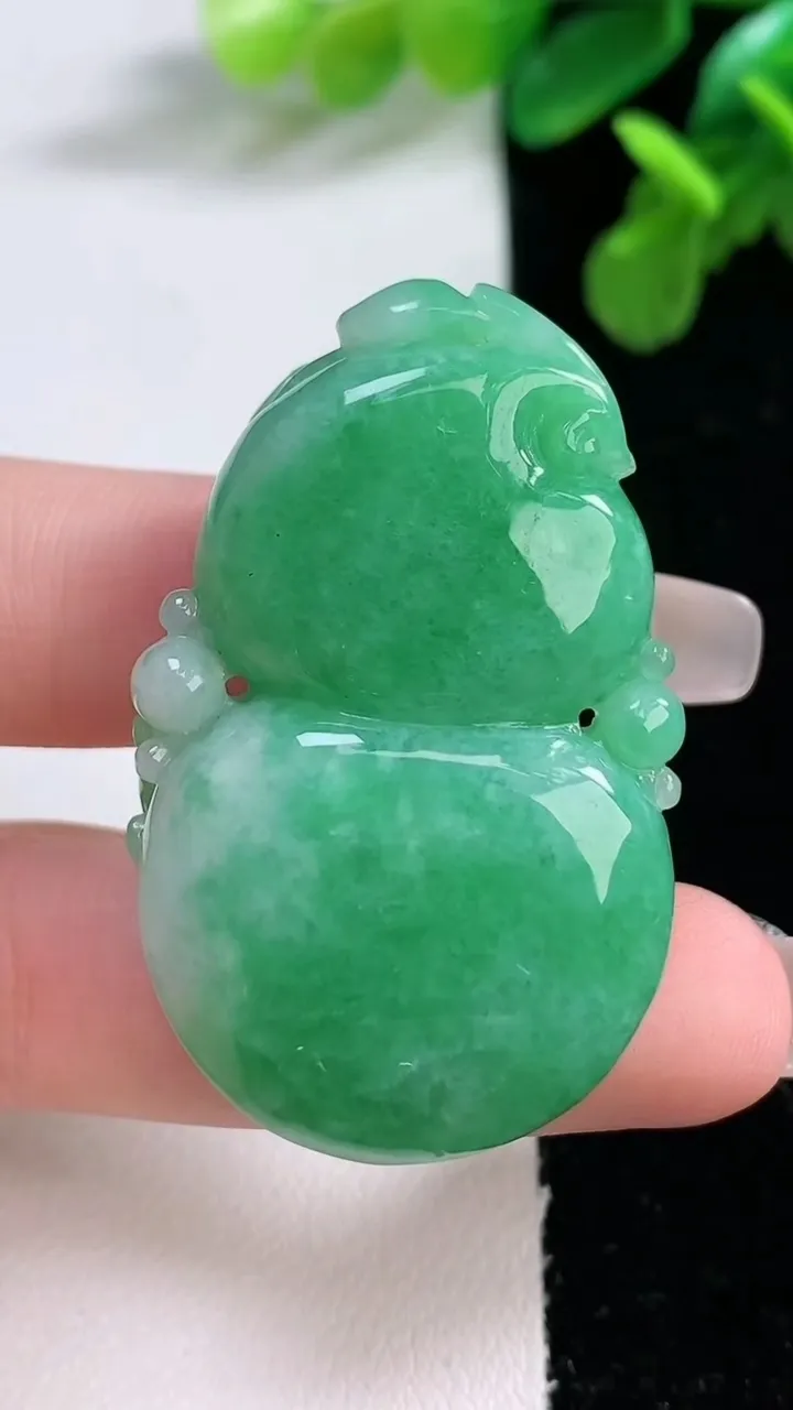 天然A货翡翠葫芦吊坠，尺寸43.7-27.2-12.4，重量:27.64g
1月2日