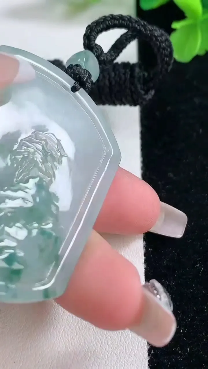 天然A货翡翠种飘花山水牌吊坠，尺寸50.8-39-5，重量:28.56g
1月2日