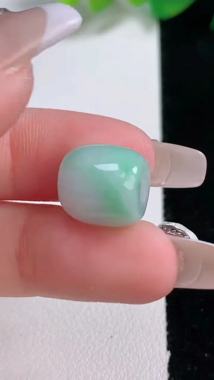 天然A货翡翠路路通吊坠，尺寸12-12，重量:3.68g
1月2日