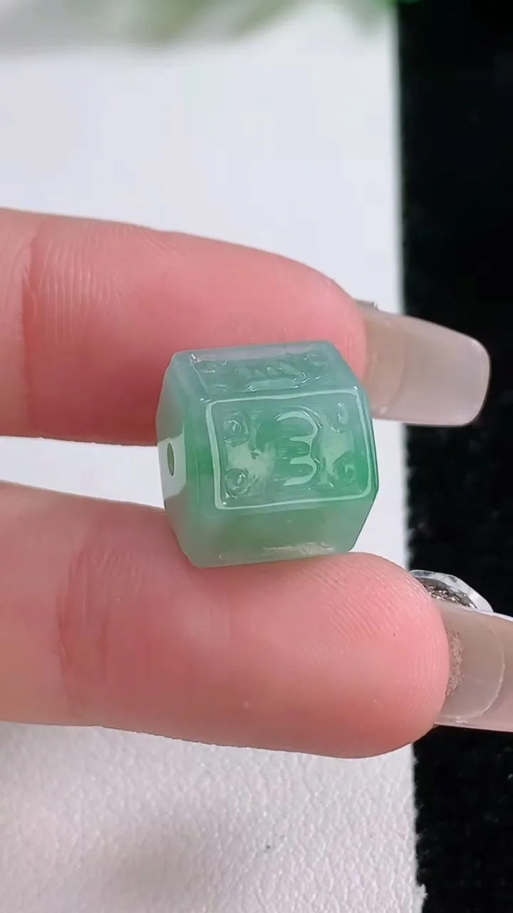 天然A货翡翠六字真言 路路通吊坠，尺寸12-11.8，重量:4.36g
1月2日