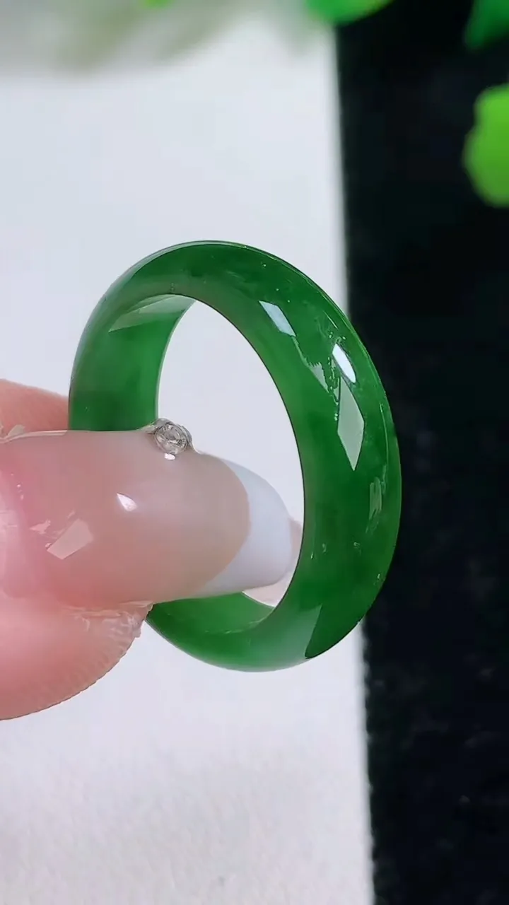 天然A货翡翠指环 戒指，尺寸18.7-3-6，重:2.89g2026年1月2日
工厂直销收藏佳品,种好水足，色泽均匀，有种有色，上手高大气！