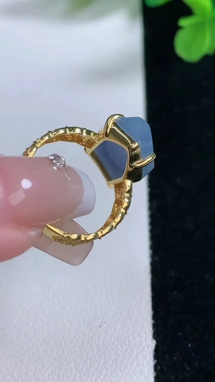 天然A货翡翠18k金紫罗兰随形戒指，尺寸17.2-12.4-10.5-8，重量:3.93g2026年1月2日
工厂直销收藏佳品,种好水足，色泽均匀，有种有色，上手高大气！