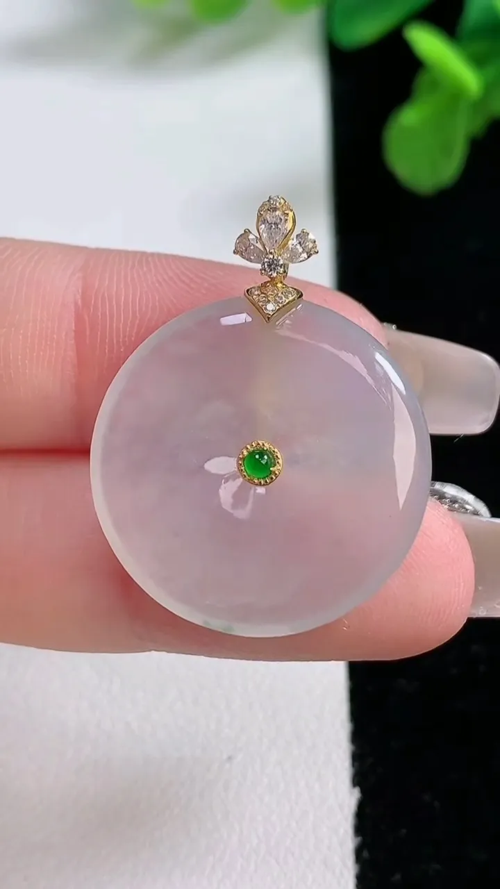 天然A货翡翠种白冰平安扣吊坠，尺寸23.4-4，重量:4.93g
1月2日