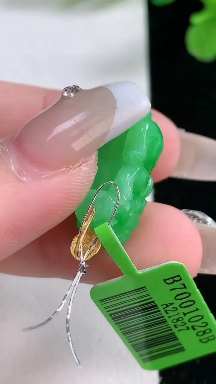 天然A货翡翠貔貅吊坠，尺寸21.4-12-10.4，重量:5.40g
1月2日