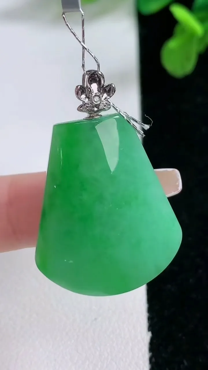 天然A货翡翠无事牌吊坠，尺寸29.5-24.6-6，重量:8.88g
1月2日