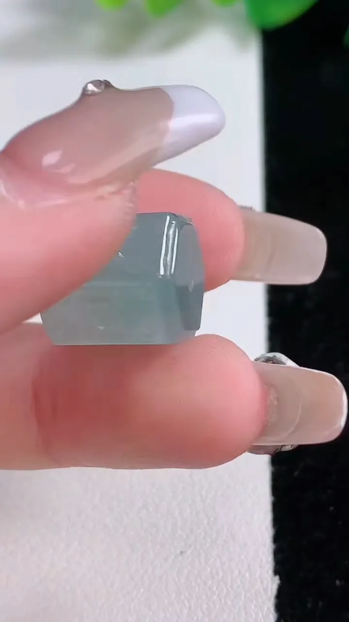 天然A货翡翠六字真言 路路通吊坠，尺寸13.7-12，重量:5.59g
1月2日