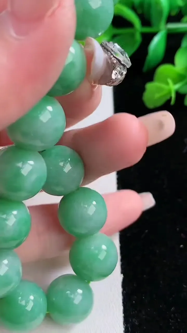 天然A货翡翠圆珠手串16颗，尺寸13.2，重:65.36g1月2日
工厂直销收藏佳品,种好水足，色泽均匀，有种有色，上手高大气！