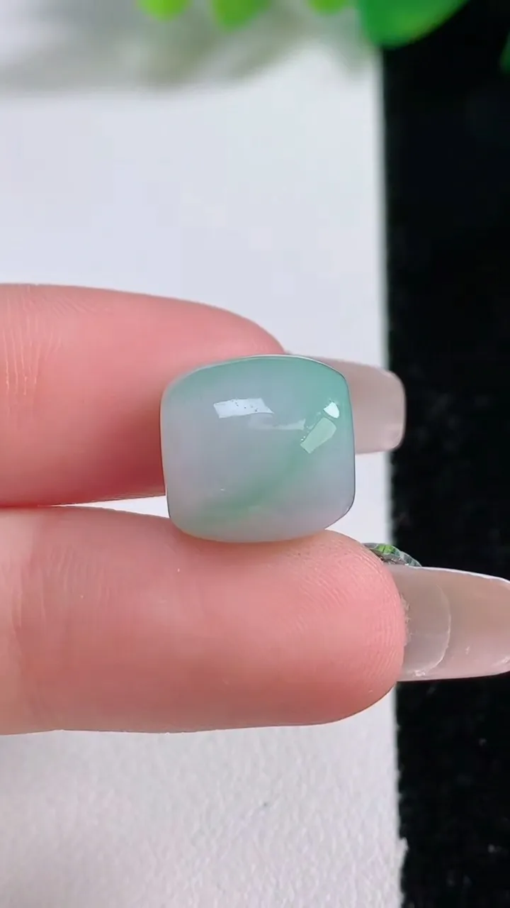 天然A货翡翠路路通吊坠，尺寸12-12，重量:3.68g
1月2日