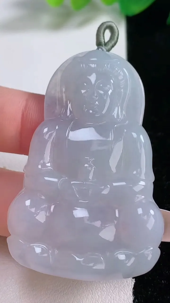 天然A货翡翠观音菩萨吊坠，尺寸53.4-35-5.5，重量:19.04g
1月2日