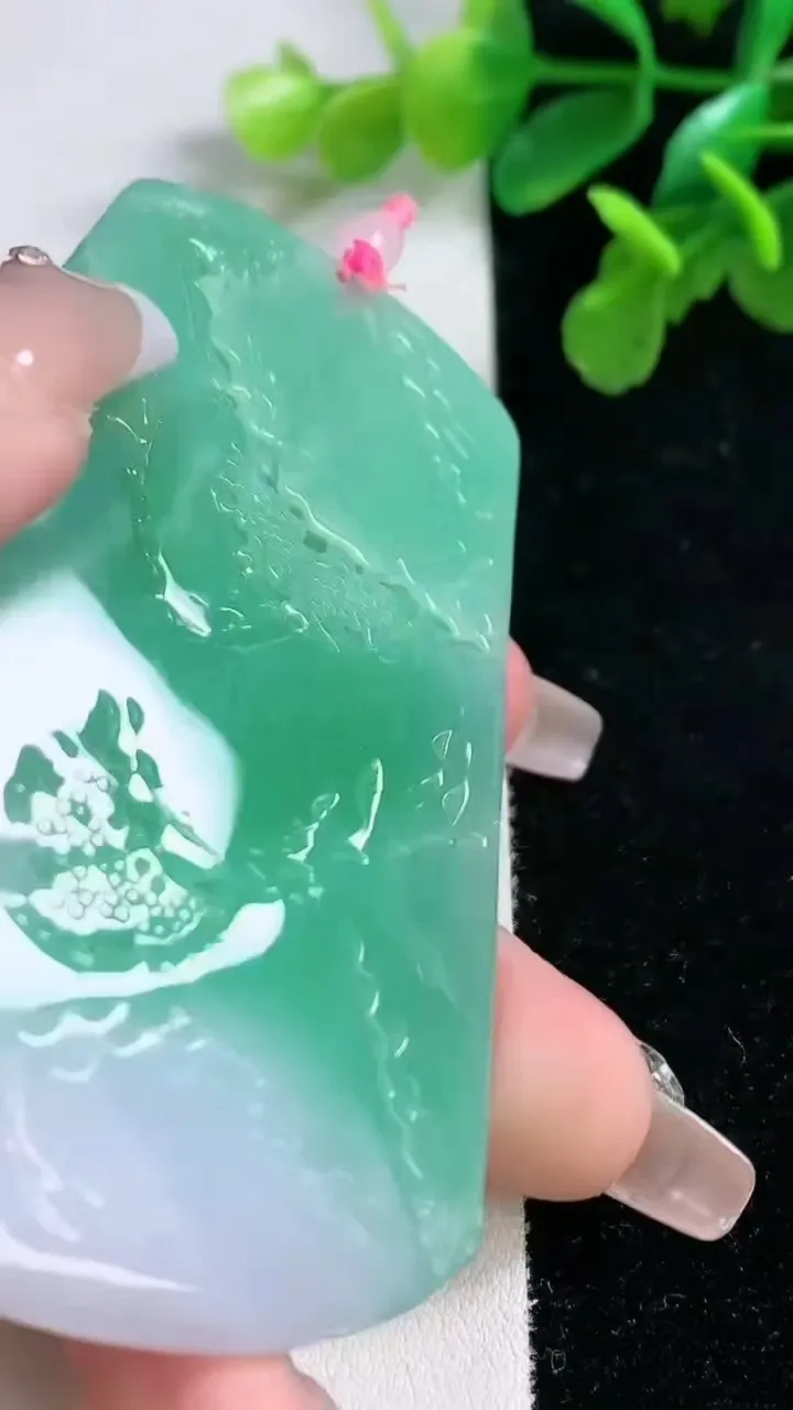 天然A货翡翠山水牌吊坠，尺寸79.8-53-5.6，重量:56.96g
1月2日