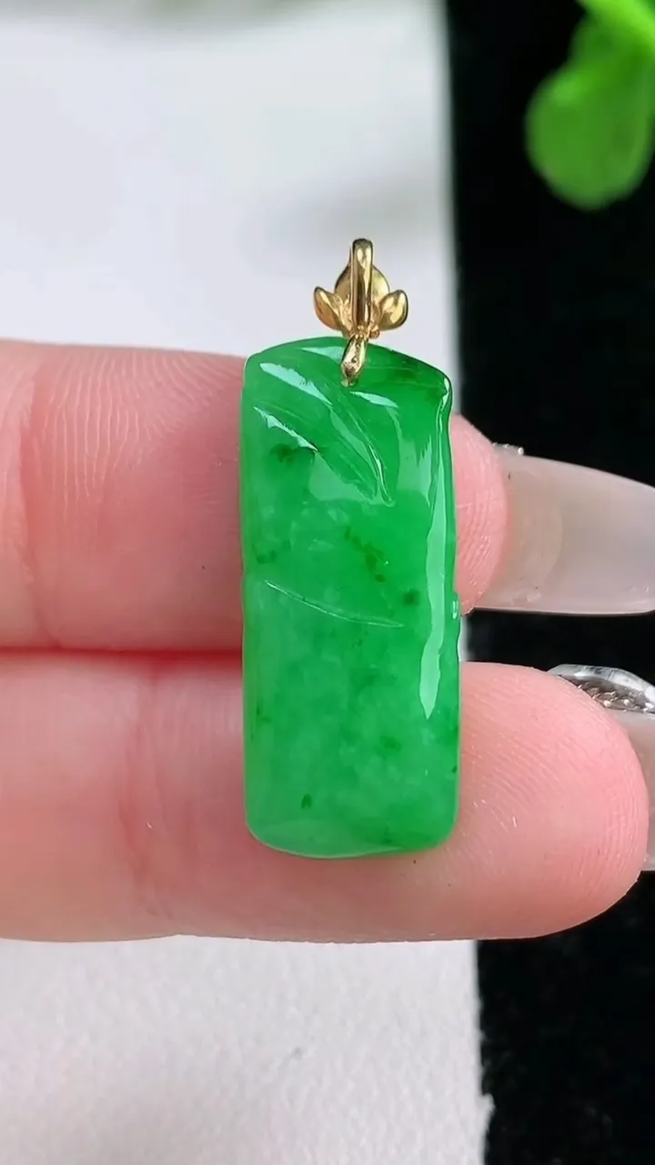 天然A货翡翠节节高升 竹节吊坠，尺寸23.7-9.7-5.2，重量:2.62g
1月2日