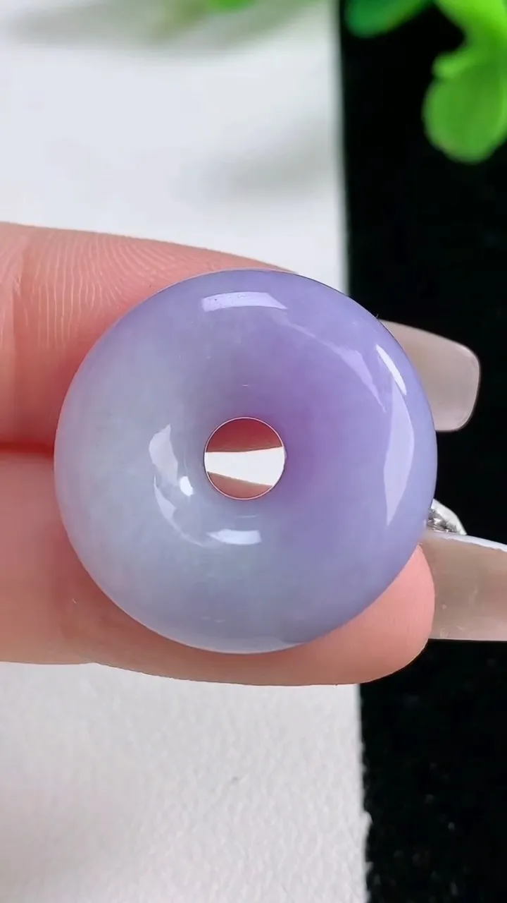 天然A货翡翠冰种紫罗兰平安环吊坠，尺寸24-6.8，重量:8.17g
1月2日