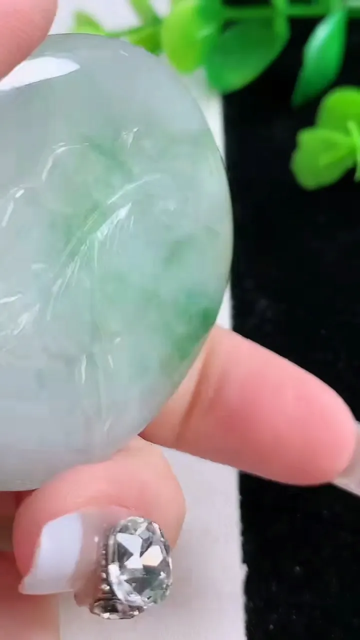 天然A货翡翠鸟语花香吊坠，尺寸52-45-12.6，重:51.76g
1月2日