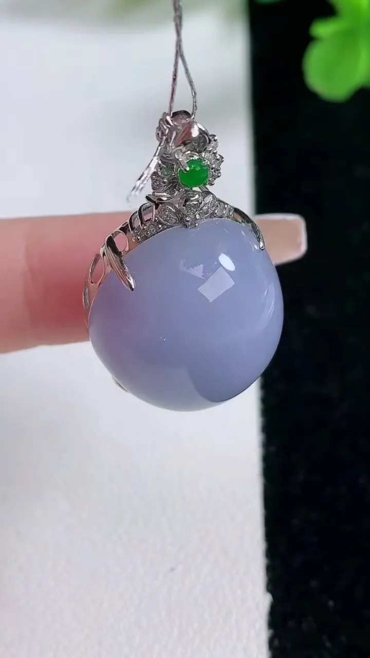 天然A货翡翠种紫罗兰蛋面吊坠，尺寸31.5-31-18.6-13，重量:9.62g
1月2日