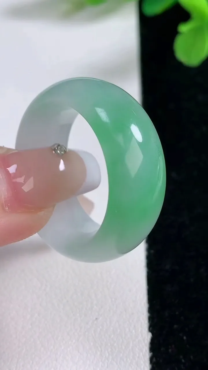 天然A货翡翠指环 扳指 戒指，尺寸21.6-11-5.2，重量:13.36g2026年1月2日
工厂直销收藏佳品,种好水足，色泽均匀，有种有色，上手高大气！