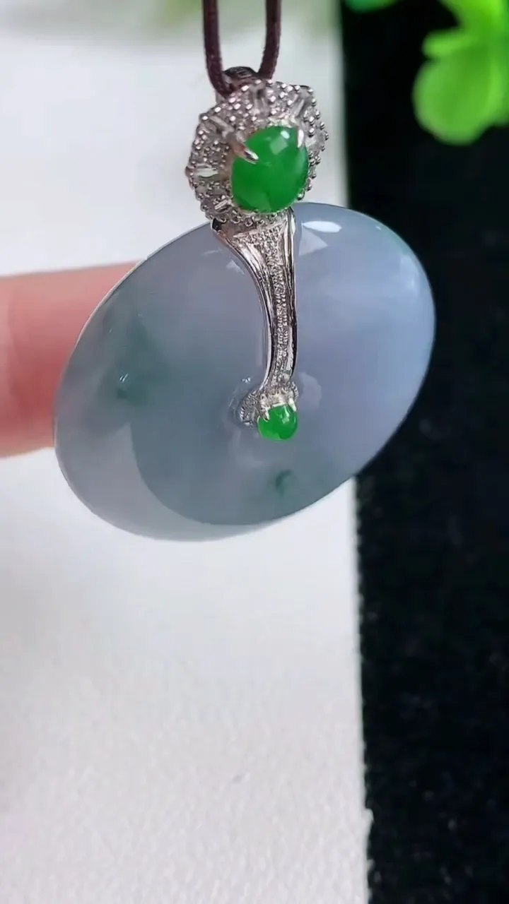 天然A货翡翠种紫罗兰 飘花平安扣吊坠，尺寸28.5-7.6，重量:14.58g
1月2日