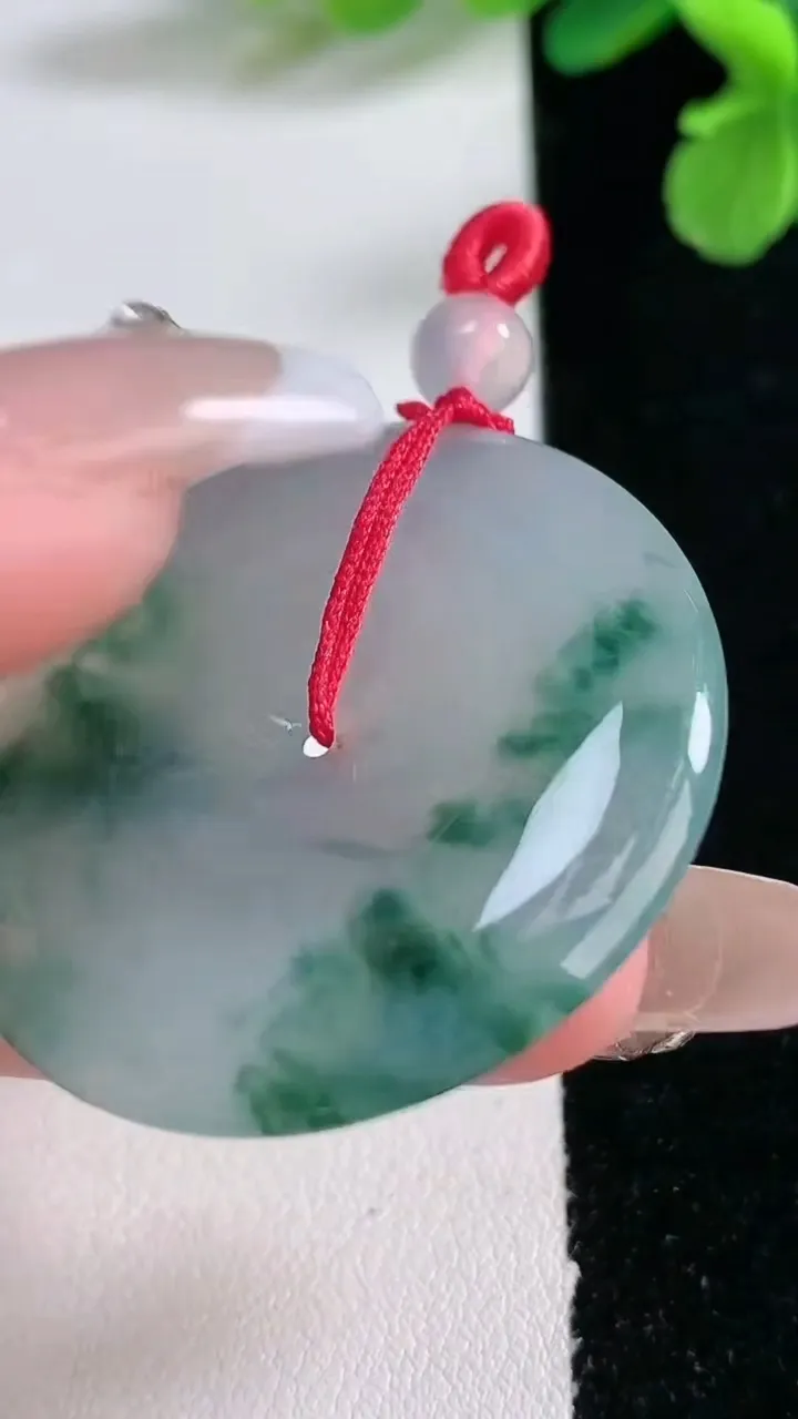 天然A货翡翠冰种飘花平安扣吊坠，尺寸37.6-5.6，重量:17.27g
1月2日